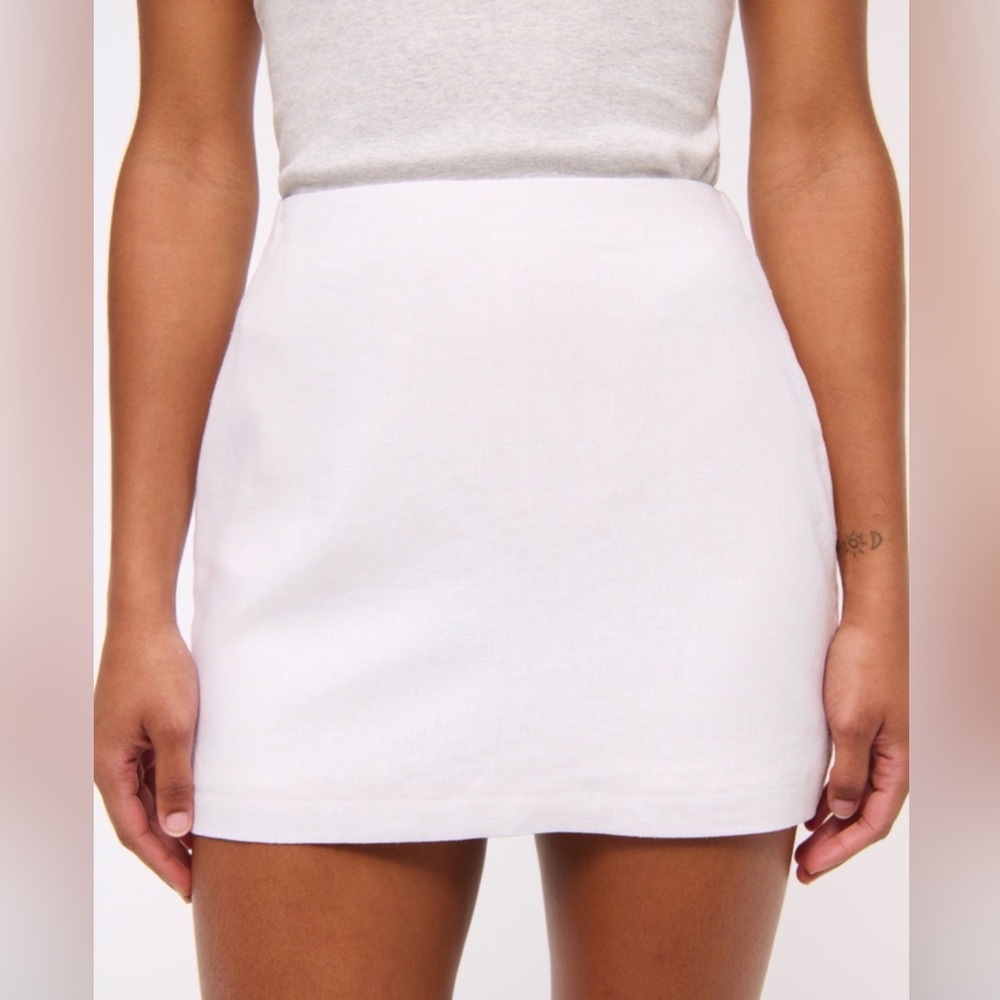 The A&F Scarlett Curve Love Linen-Blend Mini Skort